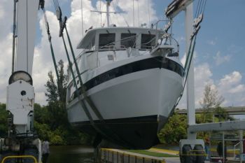 Easy does it! Krogen Whaleback 48 coming out for summer storage. Kadey Krogen Goes to Summer Storage