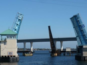 Say Goodbye to the rush and hurry of the coastline and hello to the country life as we head west toward Big Lake O. Mainship 400 Crossing Lake Okeechobee